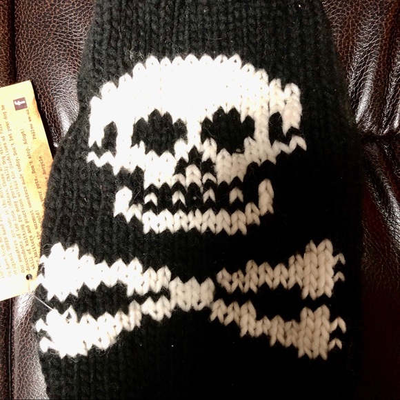 Chilly Dog Sweater
Pet Halloween ☠️🐶☠️ - Picture 2 of 5